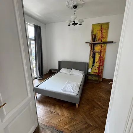 20 Gallery Apartment *